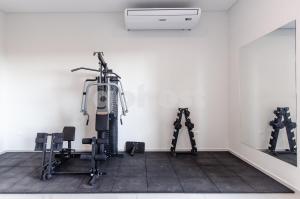 Fitness centrum a/nebo fitness zařízení v ubytování Modern 1 Bed Apt Two Blocks From Shop Del Sol
