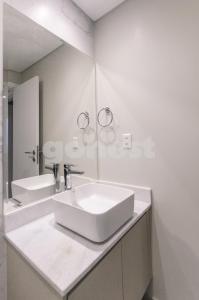 Koupelna v ubytování Modern 1 Bed Apt Two Blocks From Shop Del Sol