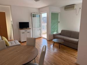 ein Wohnzimmer mit Sofa und Tisch in der Unterkunft Jadran Rafailovic in Rafailovici