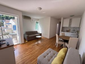 ein Wohnzimmer mit Sofa und Tisch in der Unterkunft Jadran Rafailovic in Rafailovici