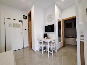 Televisyen dan/atau pusat hiburan di Studio apartman Kali