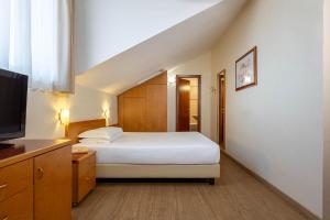Giường trong phòng chung tại iH Hotels Milano ApartHotel Argonne Park