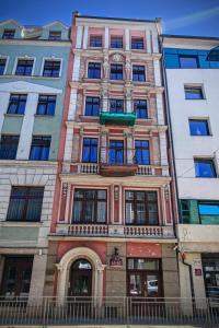 a tall building with many windows on a street at Loft Świetego Mikołaja - Blisko Rynku - Klimatyzacja in Wrocław