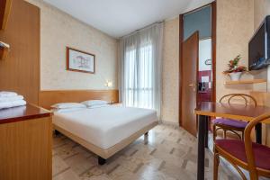Giường trong phòng chung tại iH Hotels Milano ApartHotel Argonne Park