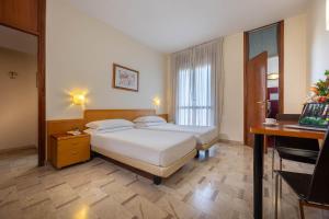Giường trong phòng chung tại iH Hotels Milano ApartHotel Argonne Park