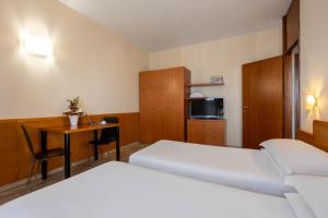 Giường trong phòng chung tại iH Hotels Milano ApartHotel Argonne Park