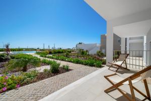 un balcone con 2 sedie e un giardino di Quinta de Bela-Mandil a Olhão