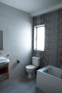 Ένα μπάνιο στο Bright 3-Bedroom Apartment in St Paul's Bay