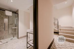 ein Badezimmer mit Dusche und Glastür in der Unterkunft Diversión y confort para 10, ven a Duque de Rivas 8 E3 in Madrid + 24 Fotos