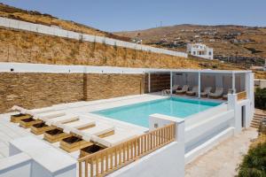 Bazén v ubytování Morfes Luxury Apartments nebo v jeho okolí