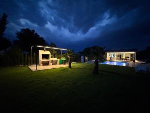 una casa con jardín por la noche en Villa Oasis, en Albacete