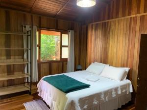 圣代佩德罗Pousada Estância Travessia的一间卧室配有一张带绿毛巾的床 更多37张照片