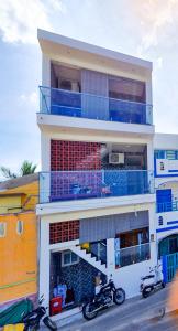 Budova, kde se hotel nachází + 36 fotografií