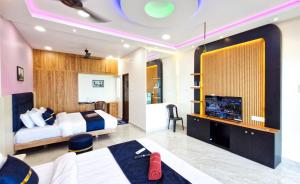 TV a/nebo společenská místnost v ubytování Tere Mere Beach Hotel Pondicherry