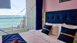 Postel nebo postele na pokoji v ubytování Tere Mere Beach Hotel Pondicherry