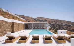 Bazén v ubytování Morfes Luxury Apartments nebo v jeho okolí