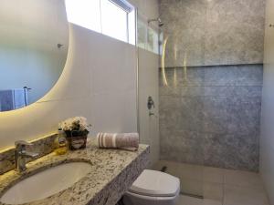 a bathroom with a sink and a toilet and a shower at Casa Acogedora Y Hermosa En Sanber in San Bernardino +14 photos