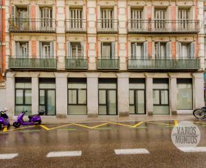 ein Gebäude mit zwei Motorrollern, die davor geparkt sind in der Unterkunft Diversión y confort para 10, ven a Duque de Rivas 8 E3 in Madrid