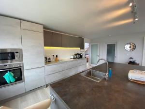Dapur atau dapur kecil di Clogher Beach View - Scenic