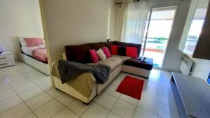 un salon avec un canapé et un lit dans l'établissement Trilocale Fronte Mare-ideale Lavoratori Monaco, à Roquebrune-Cap-Martin