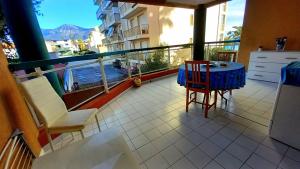 un balcon avec une table et des chaises sur un balcon dans l'établissement Trilocale Fronte Mare-ideale Lavoratori Monaco, à Roquebrune-Cap-Martin