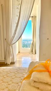 A bed or beds in a room at Stellaris Suite con Jacuzzi Vista Mare