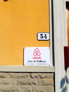 Camera da letto Wilma في فلورنسا: علامة على جانب المبنى مكتوب عليها قسم الإطفاء +3 صور