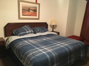 une chambre avec un lit avec des draps bleus et blancs dans l'établissement Beach Fantasy Apartment Suites, à Old Orchard Beach