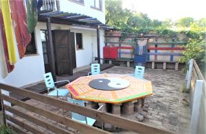 a table in the courtyard of a house at Casa di Tatiana in Senigallia
