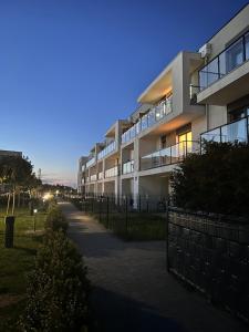 duży budynek apartamentowy z chodnikiem przed nim w obiekcie Apartament Premium w mieście Słupsk