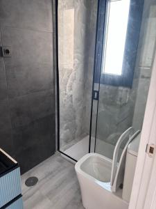 ein Badezimmer mit Dusche und Toilette in der Unterkunft excelente estudio a 200 metros playa in Marbella