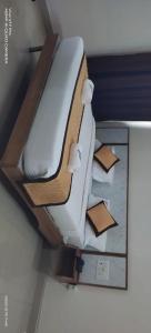 蒂鲁帕蒂Hotel Vintage inn的房间里有三个台阶的厕所 更多2张照片