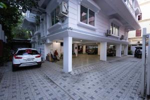 コルカタにあるVictoria Apartment by JadeCaps Chowringheeの建物の前に駐車された白い車