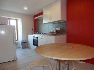 MarcenatにあるLa Maison en Cézallier - London Eyesのキッチン(木製テーブル付)、キッチン(冷蔵庫付)