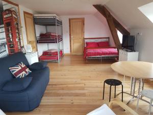 MarcenatにあるLa Maison en Cézallier - London Eyesのソファとテーブルのあるリビングルーム