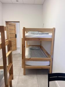 Palanda nebo palandy na pokoji v ubytování Golden Hostel