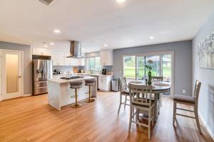 une cuisine ouverte et une salle à manger avec une table et des chaises dans l'établissement Golf, Swim, Relax Family Retreat in Corona!, à Corona