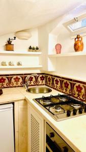 A kitchen or kitchenette at Stellaris Suite con Jacuzzi Vista Mare