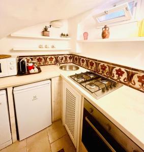 A kitchen or kitchenette at Stellaris Suite con Jacuzzi Vista Mare