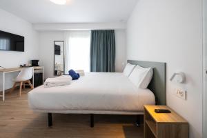 a hotel room with a bed and a desk at Hotel Calella by Beatriz Hoteles in Calella