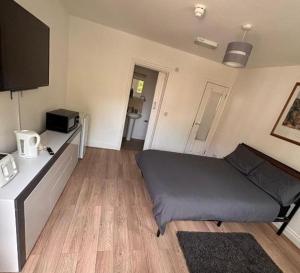 a living room with a bed and a table at Griffin Chalets in Southampton