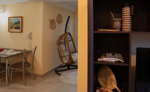 a room with a table and a dining room at Departamento a 5 min del Centro in Posadas