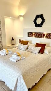 A bed or beds in a room at Stellaris Suite con Jacuzzi Vista Mare