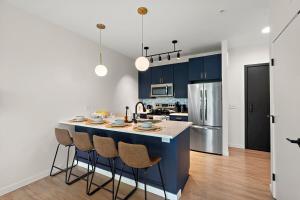 Η κουζίνα ή μικρή κουζίνα στο Modern Luxury 1Bd Condo In Downtown Minneapolis, Minutes From Minneapolis Convention Center & US Bank Arena