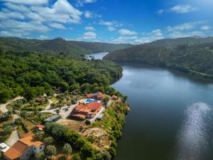 una vista aérea de un río con una casa en Encontro no Rio, en Póvoa de Midões