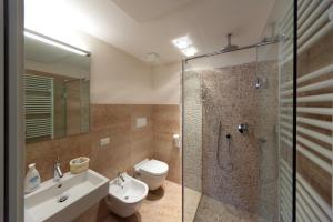 維洛納的住宿－麥當娜維羅納公寓，带淋浴、卫生间和盥洗盆的浴室