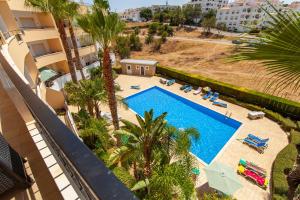 an overhead view of a swimming pool and palm trees at C02 - Luxury 3 Bed with Pool View in Lagos