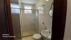 Ένα μπάνιο στο Apt novinho 03 qtos 350m da Praia do Forte +27 φωτογραφίες