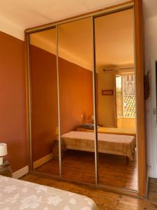 une chambre avec un lit et un miroir dans l'établissement La chambre Terra Cotta, à La Celle-sous-Gouzon 7 autres photos