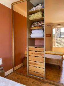 un placard avec un miroir et un lit dans une chambre dans l'établissement La chambre Terra Cotta, à La Celle-sous-Gouzon